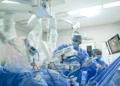 Hospital Dos de Mayo alcanza las 500 cirugías robóticas fortaleciendo procedimientos de alta complejidad