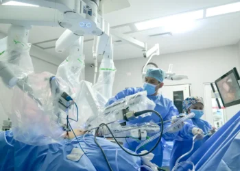 Hospital Dos de Mayo alcanza las 500 cirugías robóticas fortaleciendo procedimientos de alta complejidad