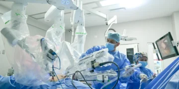 Hospital Dos de Mayo alcanza las 500 cirugías robóticas fortaleciendo procedimientos de alta complejidad